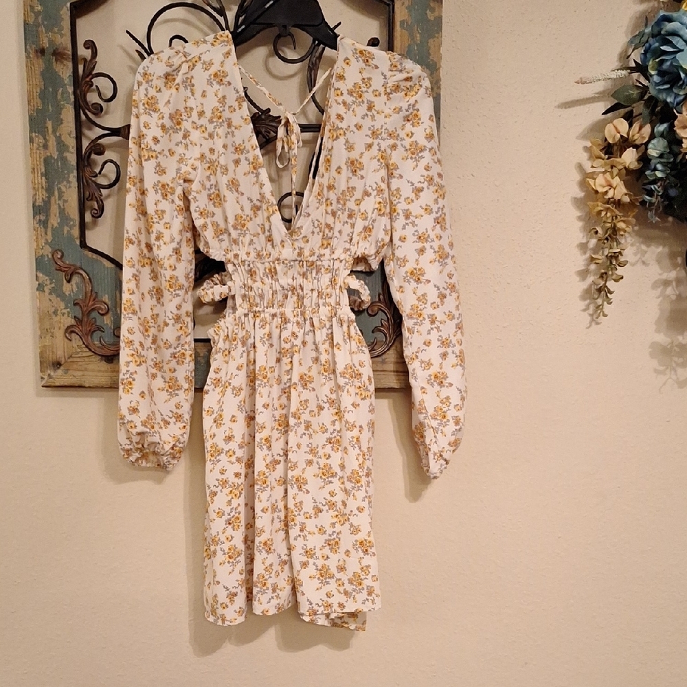 🔥🔥$8.00 Cream and Yellow Floral Long Sleeve Dress. NWT Size XS